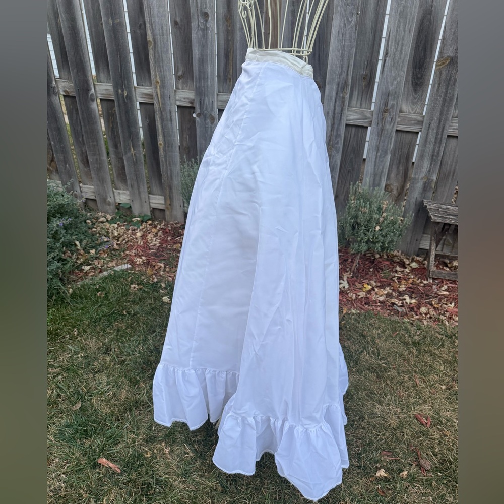 White Ruffled Full-Length underskirt - Picture 2 of 9